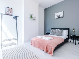 4 Bedroom House Salford | Sleeps 12 thumbnail