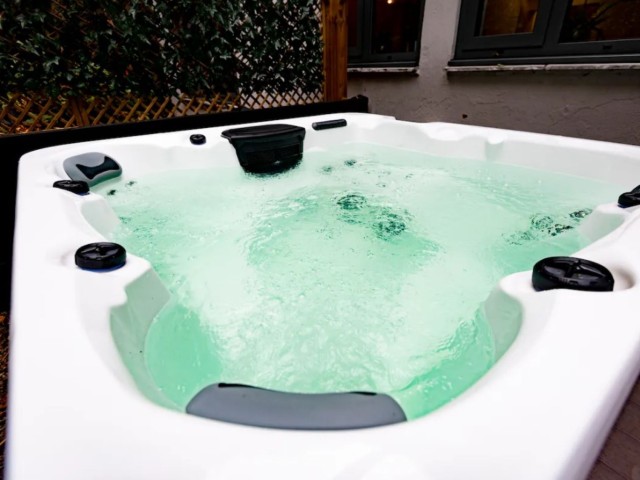 Hot Tub House | Sleeps 20 image